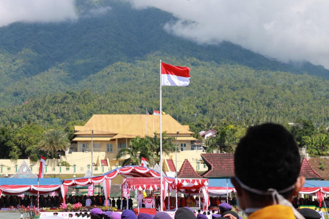 Sang Saka Merah Putih berkibar di Lapangan Sunyie Lamo, tepat di depan Kadaton Kesultanan Ternate, Maluku Utara, pada upacara HUT ke-74 RI. Foto: Adlun Fiqri/cermat