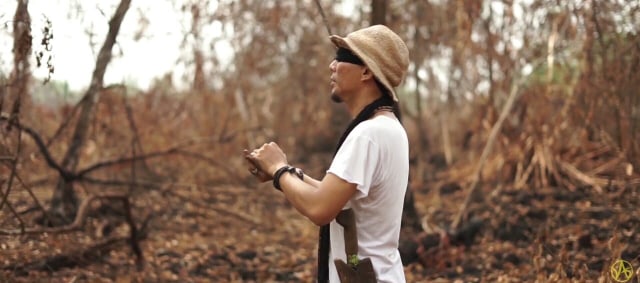 Cuplikan musik video dari VAR atau Vandille Al Rasyid, dengan lagu yang berjudul "Borneo Terbakar". Foto: channel YouTube VAR tv