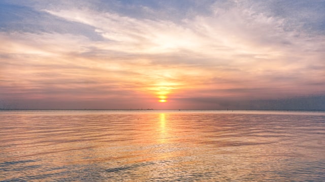 Gradasi warna sunset di Pantai Tanjung Pendam, Kota Tanjung Pandan, Belitung.