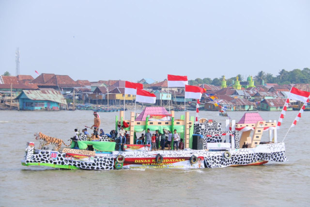 Parade perahu motor hias yang melintasi Sungai Musi dalam menyambut HUT ke-74 RI (Foto: istimewa)