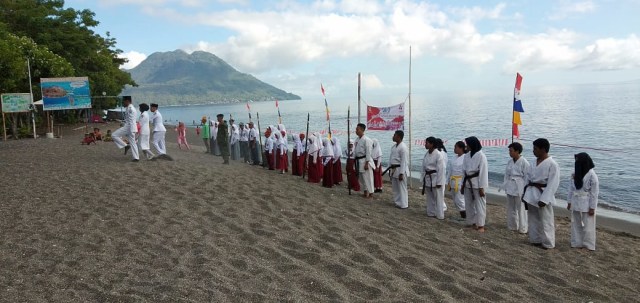 Upacara kemerdekaan Hari Ulang Tahun (HUT) ke-74 Republik Indonesia di wisata Pantai Tobololo, Ternate Barat, Kota Ternate, Maluku Utara. Foto: Olis/cermat