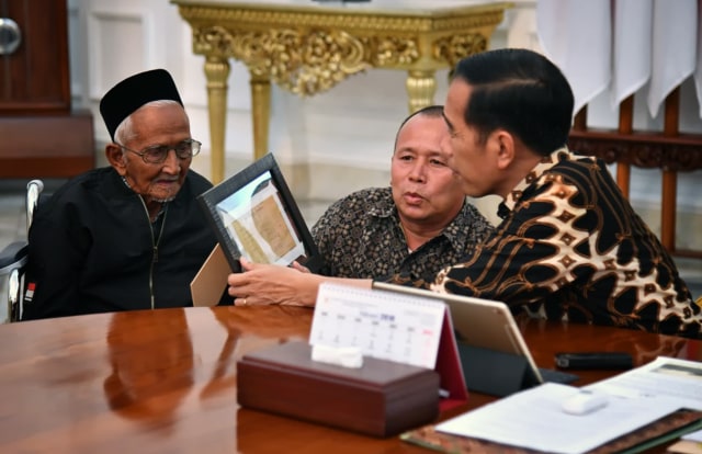 Nyak Sandang saat bertemu Presiden Jokowi, 21 Maret 2018. Foto: Biro Setpres
