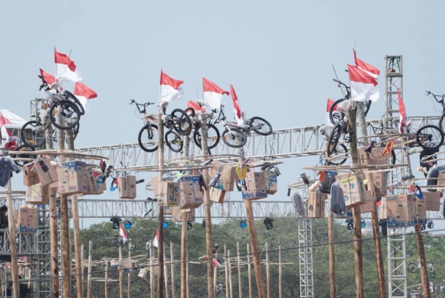 Foto Panjat Pinang Kolosal Meriahkan Hut Ke 74 Ri Di Pantai Ancol