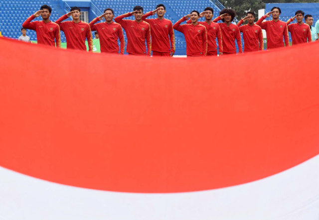 Pemain Timnas Indonesia U-19 menyanyikan lagu kebangsaan Indonesia Raya  saat bertandingan melawan Timnas Malaysia pada semifinal Piala AFF U-18 di Stadion Go Dau di Provinsi Binh Duong, Vietnam. Foto: ANTARA FOTO/Yusran Uccang