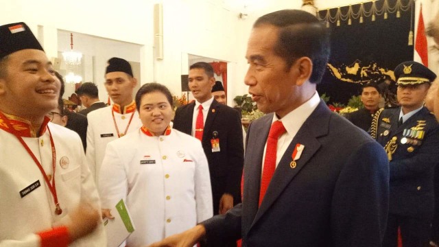 Presiden Joko Widodo (kanan) berbincang saat bersilaturahmi dengan Pasukan Pengibar Bendera Pusaka dan Gita Bahana Nusantara di Istana Negara. Foto: Fahrian Saleh/kumparan