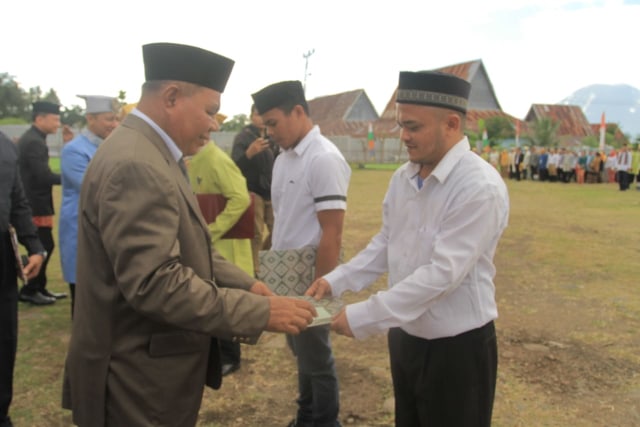 Wakil Gubernur Maluku Utara Al Yasin Ali saat memberikan remisi pada napi di Rutan Ternate. Foto: Istimewa