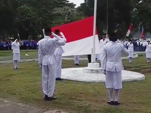 Pengibaran Bendera Merah Putih saat HUT ke-74 Ri di halaman Istana Mini, Banda Neira. (17/8). Dok : Anwar Bali