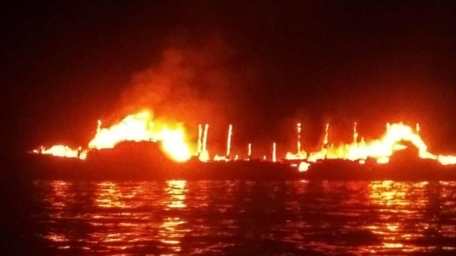 Api menghanguskan seluruh badan kapal. Foto: Istimewa.