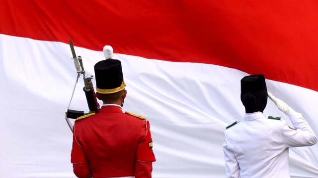 Pasukan Pengibar Bendera Pusaka (Paskibraka) memberi hormat saat Upacara Penurunan Bendera Merah Putih dalam rangka HUT ke-74 Kemerdekaan RI di Istana Merdeka, Jakarta. Foto: ANTARA FOTO/Akbar Nugroho Gumay