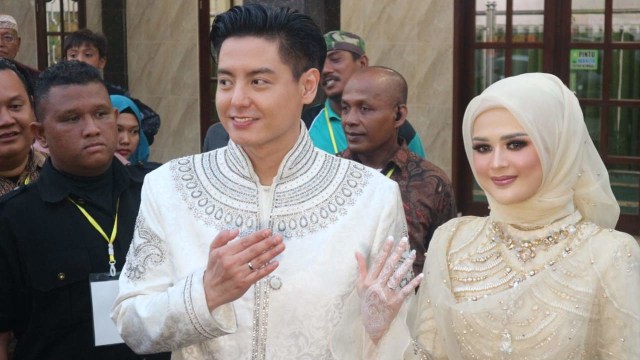 Roger Danuarta dan Cut Meyriska ditemui usai menggelar pernikahan di Medan, Sumatera Utara, Sabtu (17/8). Foto: Rahmat Utomo/kumparan