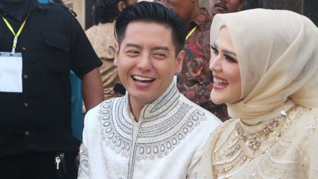Roger Danuarta dan Cut Meyriska ditemui usai menggelar pernikahan di Medan, Sumatera Utara, Sabtu (17/8). Foto: Rahmat Utomo/kumparan