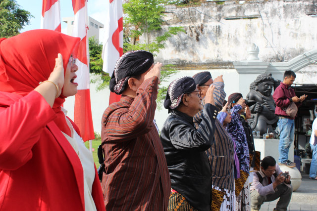 PKL Malioboro sedang melangsungkan upacara peringatan HUT RI ke-74. Foto: Birgita