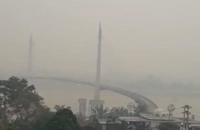 Kabut asap selimuti Kota Jambi. Foto: Bara