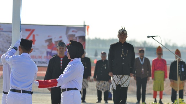 Upacara bendera dalam rangka peringatan Hari Ulang Tahun (HUT) ke-74 Kemerdekaan Republik Indonesia (RI) tahun 2019, oleh para Pekerja Proyek Lapangan Gas Unitisasi Jambaran-Tiung Biru (JTB). Sabtu (17/08/2019. 