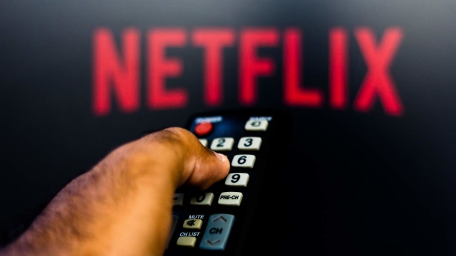 Ilustrasi menonton Netflix. Foto: Shutter Stock