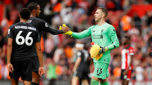 Adrian bersalaman dengan pemain Liverpool yang lain. Foto: Reuters/John Sibley