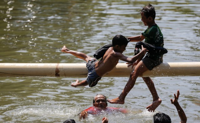 Serunya Anak-Anak Lomba Pukul Guling dan Bersepeda di Atas Sungai (1)