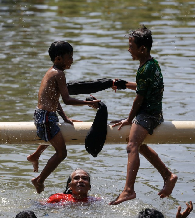 Serunya Anak-Anak Lomba Pukul Guling dan Bersepeda di Atas Sungai