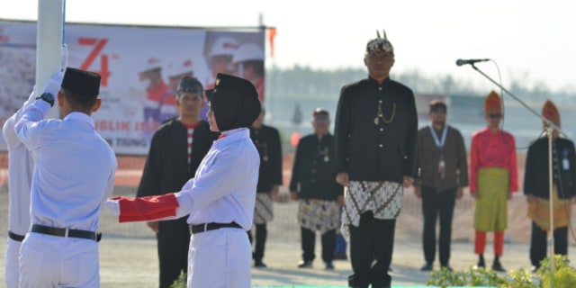 Ribuan Pekerja Proyek Gas JTB Ikuti Upacara Bendera HUT RI ke-74