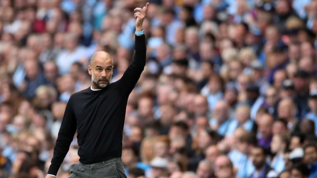 Pep Guardiola mencak-mencak karena gol Manchester City kembali dianulir oleh VAR. Foto: Reuters/Carl Recine