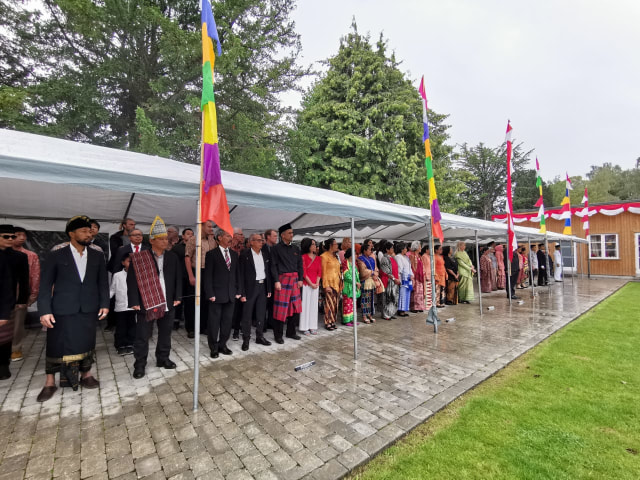 Masyarakat dan diaspora Indonesia di Kopenhagen mengikuti upacara di tengah hujan. (Dok. KBRI Kopenhagen)