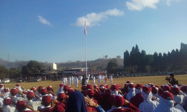 Pengibaran bendera merah putih di lapangan demung maluk Sumbawa barat