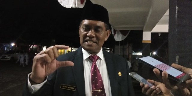 Bupati Kaimana Drs. Matias Mairuma, saat memberikan keterangan Pers kepada Wartawan. Foto: Arfat/Balleo News