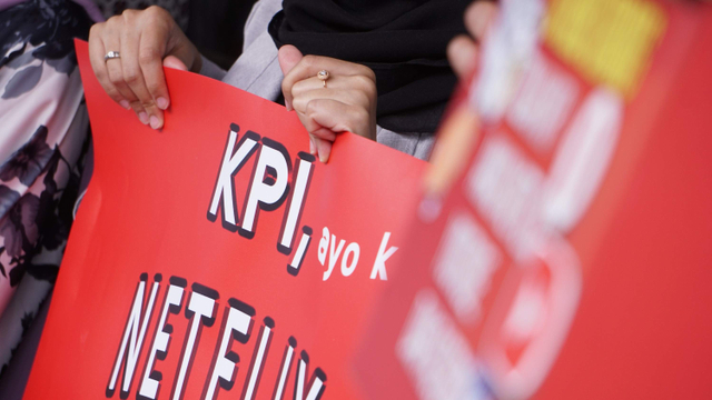 Koalisi Masyarakat Sipil menyerahkan petisi #KPIJanganUrusinNetflix kepada Komisi Penyiaran Indonesia (KPI) di Gedung KPI, Jakarta. Foto: Nugroho Sejati/kumparan