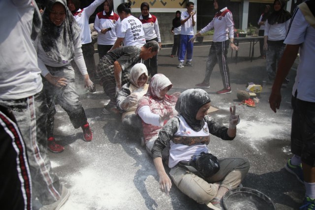 Para peserta saat berlomba sambung tepung | Foto : Dok. Humas Polresta Bandar Lampung