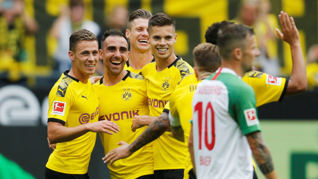 Para pemain Dortmund merayakan gol yang dicetak Alcacer. Foto: Leon Kuegeler/Reuters