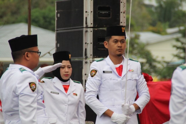 Pekerja Migran Indonesia sebagai petugas upacara Hari Ulang Tahun ke-74 Kemerdekaan Republik Indonesia di Konsulat Jenderal Republik Indonesia Kuching. (Foto: Kemenkumham)