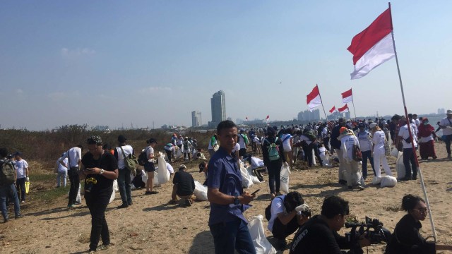 Rayakan Hut Ke 74 Ri Susi Bersih Bersih Pantai Ancol