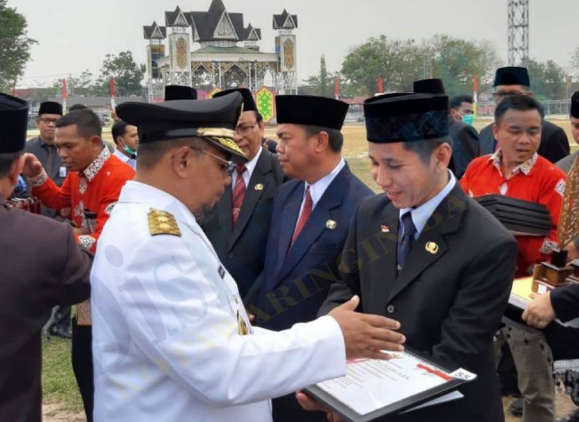Wakil Gubernur Kalteng Habib Ismail menyerahkan penghargaan kepada Kadiskominfo Kobar Rody Iskandar. (Foto: Diskominfo Kobar)