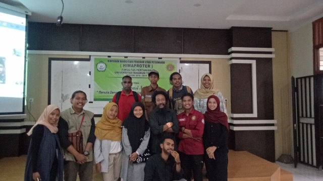Foto bersama Rudi Fofid bersama mahasiswa pertanian Universitas Khairun Ternate. Foto: Rajif Duchlun/cermat