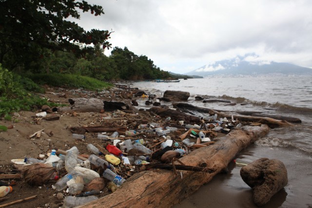 Sampah di bibir pantai Tidore Kepulaun. Sebagian warga mengklaim, sampah tersebut berasal dari Ternate. Foto: Faris Bobero/cermat