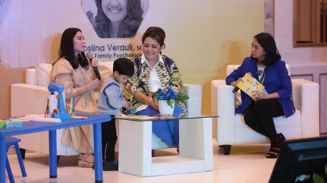 Jan Ethes dan Selvi Ananda di Moms Mingle.