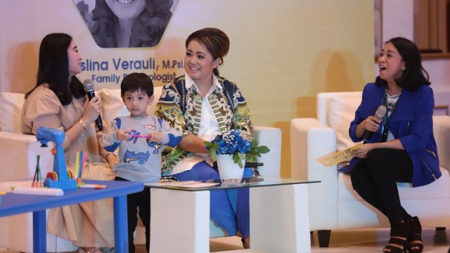 Jan Ethes dan Selvi Ananda di Moms Mingle.
