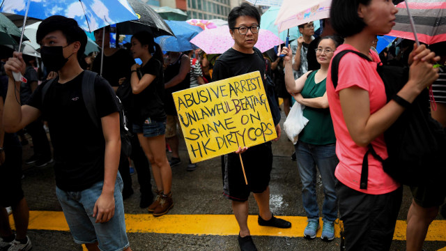 Seorang pemrotes RUU anti ekstradisi memegang poster saat ikut menuntut demokrasi dan reformasi politik, di Hong Kong. Foto: AFP
