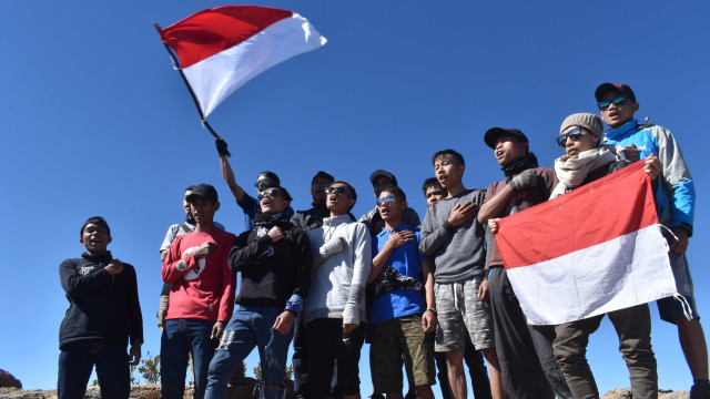 Peringatan HUT ke-74 RI di Gunung Lawu. Foto: ANTARA FOTO/Siswowidodo