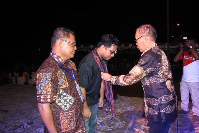 Bupati Halmahera Utara Frans Manery saat melantuk pengurus GenPI Halmahera Utara dan Ketua Marahai Diving Club. Foto: Istimewa