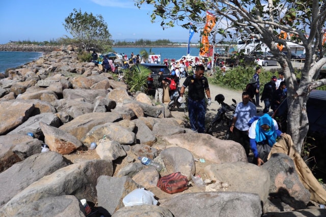 Membersihkan sampah di kawasan Ulee Lheu. Foto: Humas Banda Aceh