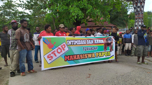 Penolakan atas intimidasi dari masyarakat Papua Barat terhadap penangkapan mahasiswa. Foto: Dok. Sumber kumparan.