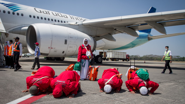 Jemaah haji melakukan sujud syukur setibanya di Bandara Adi Soemarmo, Boyolali, Jawa Tengah, Minggu (18/8). Foto: ANTARA FOTO/Mohammad Ayudha