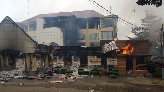 Manokwari Mencekam: Kantor DPRD Dijarah, Hotel Dirusak, Mobil Dibakar (104449)