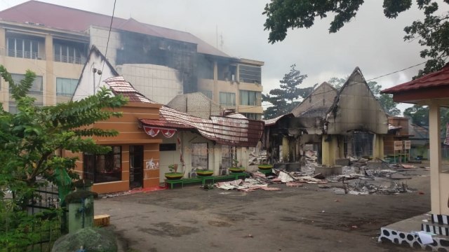 Manokwari Mencekam: Kantor DPRD Dijarah, Hotel Dirusak, Mobil Dibakar (104451)