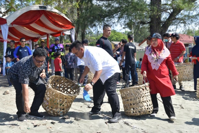 Aksi bersih pantai Ujong Batee, Aceh Besar. Dok. Humas Aceh