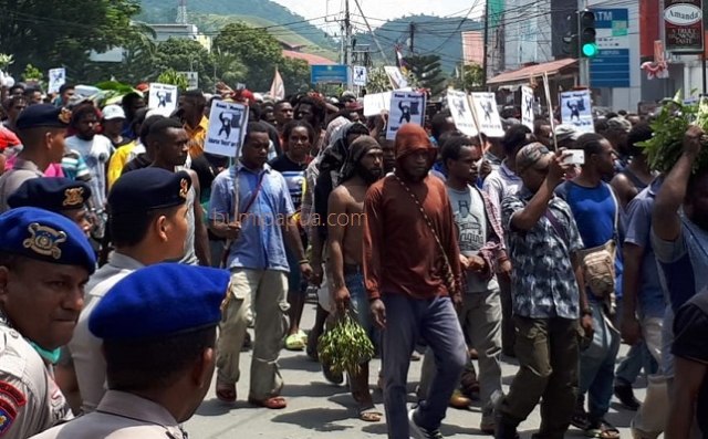 Aksi ribuan massa berjalan kaki ke Kantor Gubernur Papua di Kota Jayapura. (BumiPapua.com/Liza)