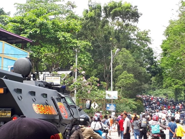 Aksi ribuan massa berjalan kaki ke Kantor Gubernur Papua di Kota Jayapura. (BumiPapua.com/Liza)
