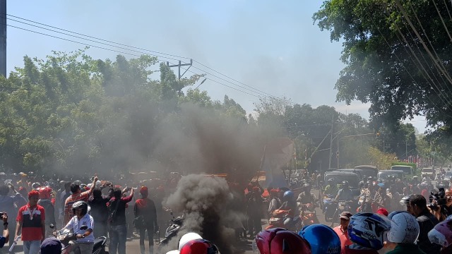 Aksi blokade jalan dan bakar ban yang dilakukan oleh ormas PMKRI Cabang Maumere pada Senin pagi (19/8) dalam demo dugaan penistaan agama Ustaz Abdul Somad. 