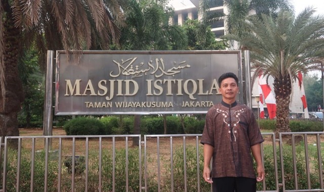 Nani Arsad, ayah dari Paskibraka Nasional Alim Arsad asal Kabupaten Bolmong Selatan, Sulawesi Utara, berfoto di depan Masjid Istiqlal Jakarta (foto: dokumentasi irfan eyato)